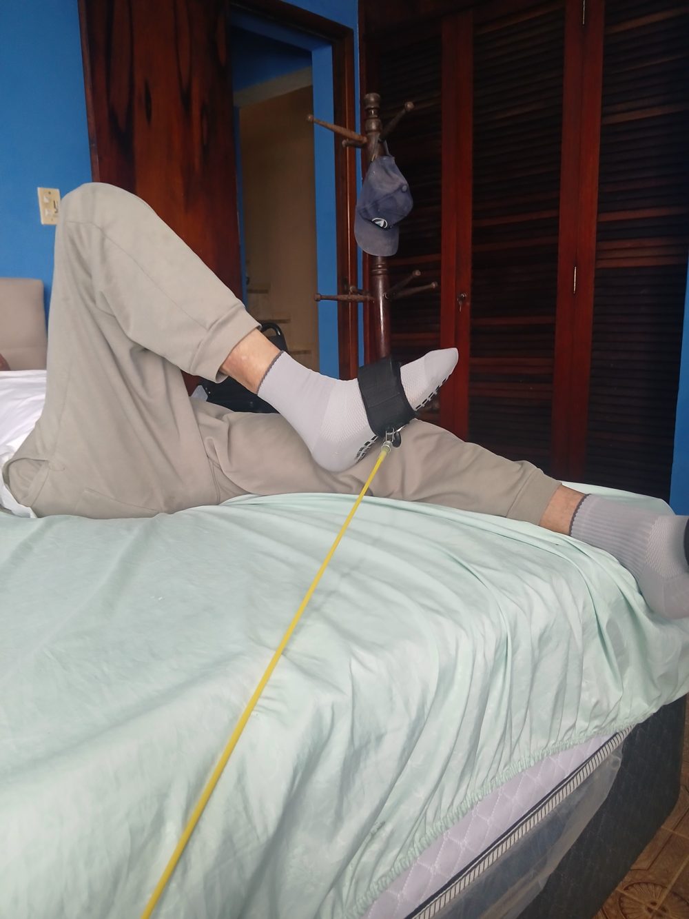 Fisioterapia domiciliar RJ: exercício com faixa elástica em atendimento na casa do paciente, em 06/10/2026